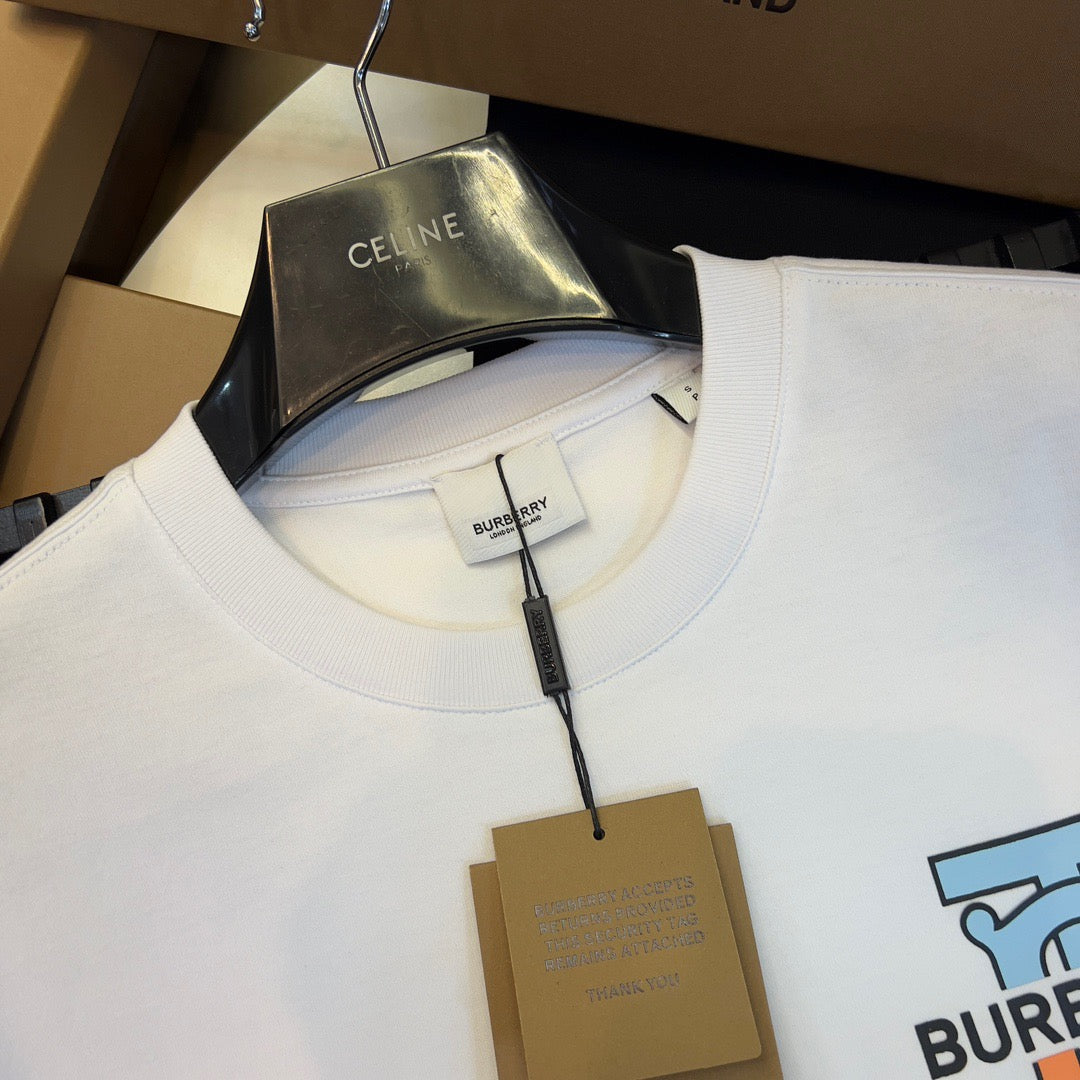 Schwarz-weißes T-Shirt