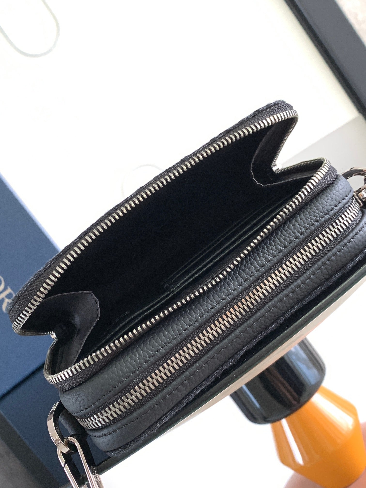 Aprikosen- und schwarze Tasche