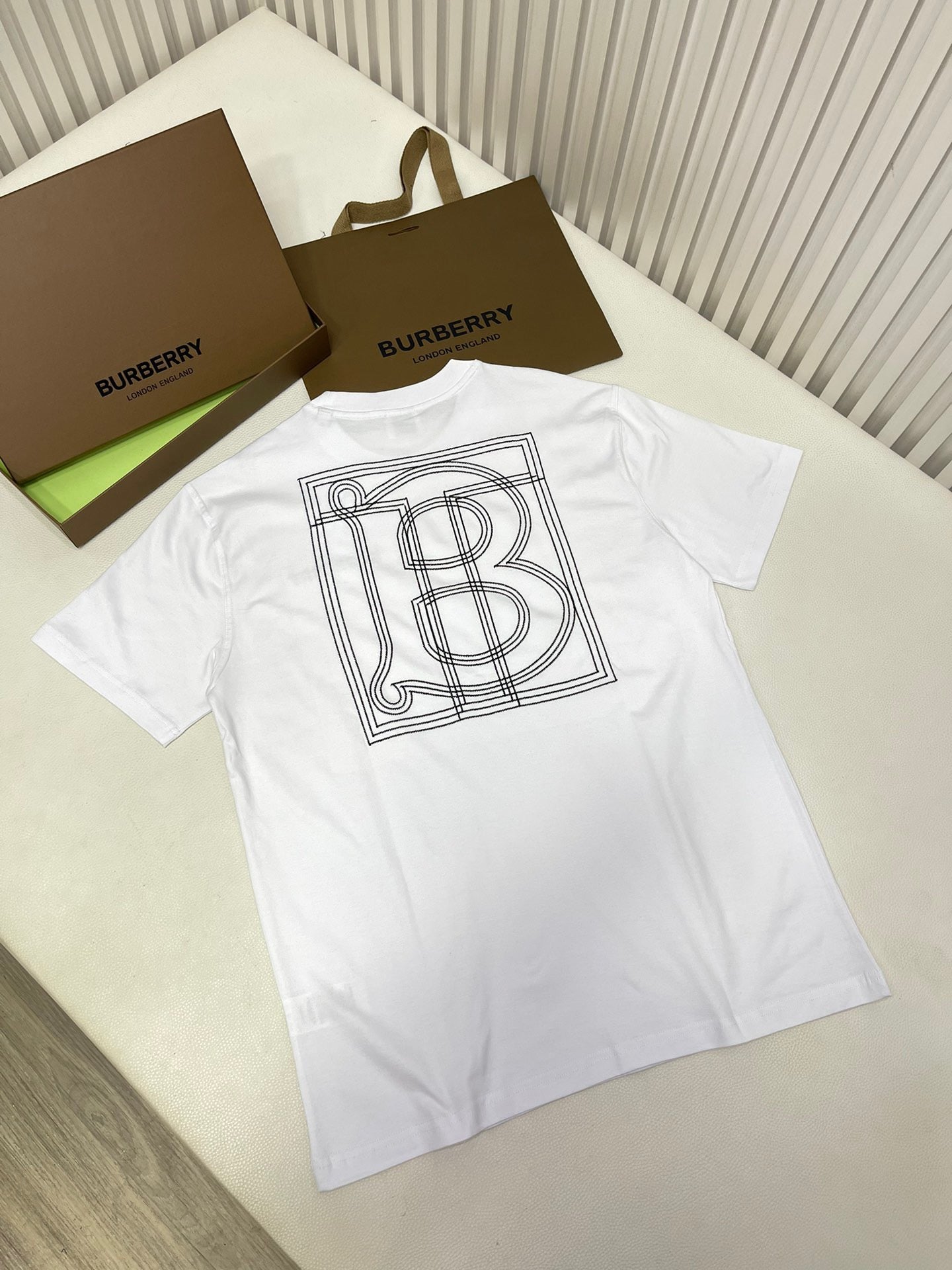 Schwarzes, weißes und blaues T-Shirt