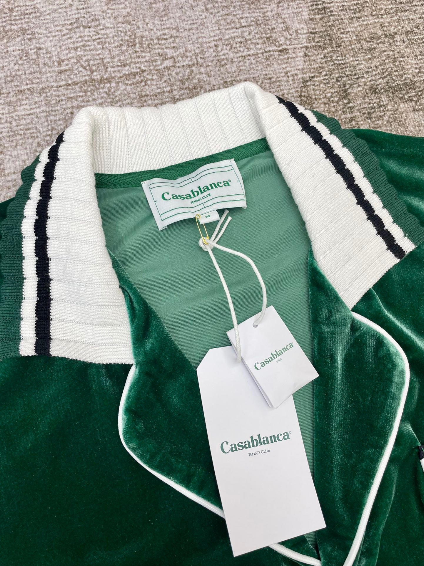 Schwarze und grüne Jacke