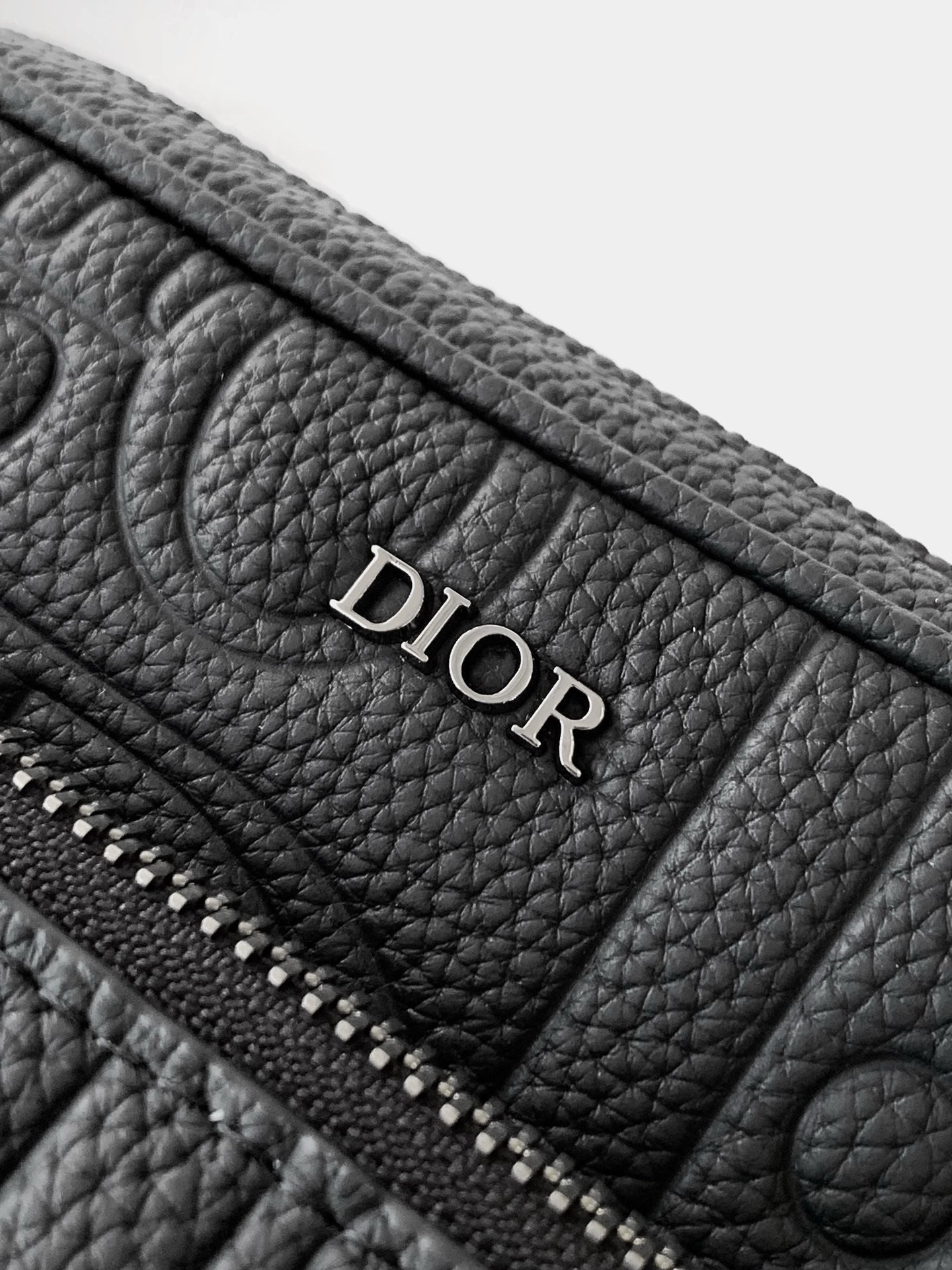 Graublaue und schwarze Tasche