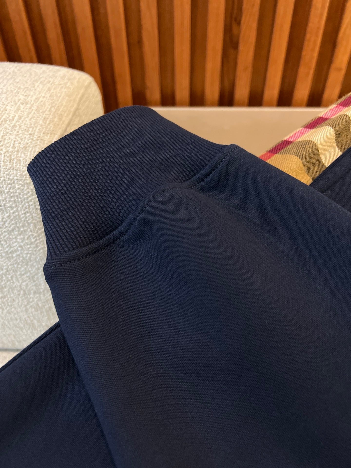 Schwarze, graue, khakifarbene und blaue Hose