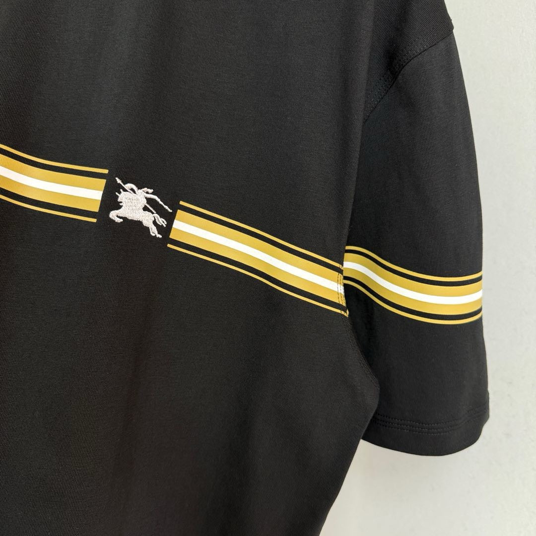 Schwarz-weißes T-Shirt