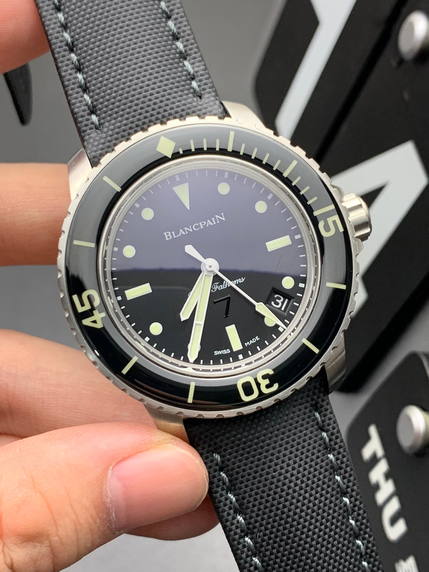 Schwarze Uhr