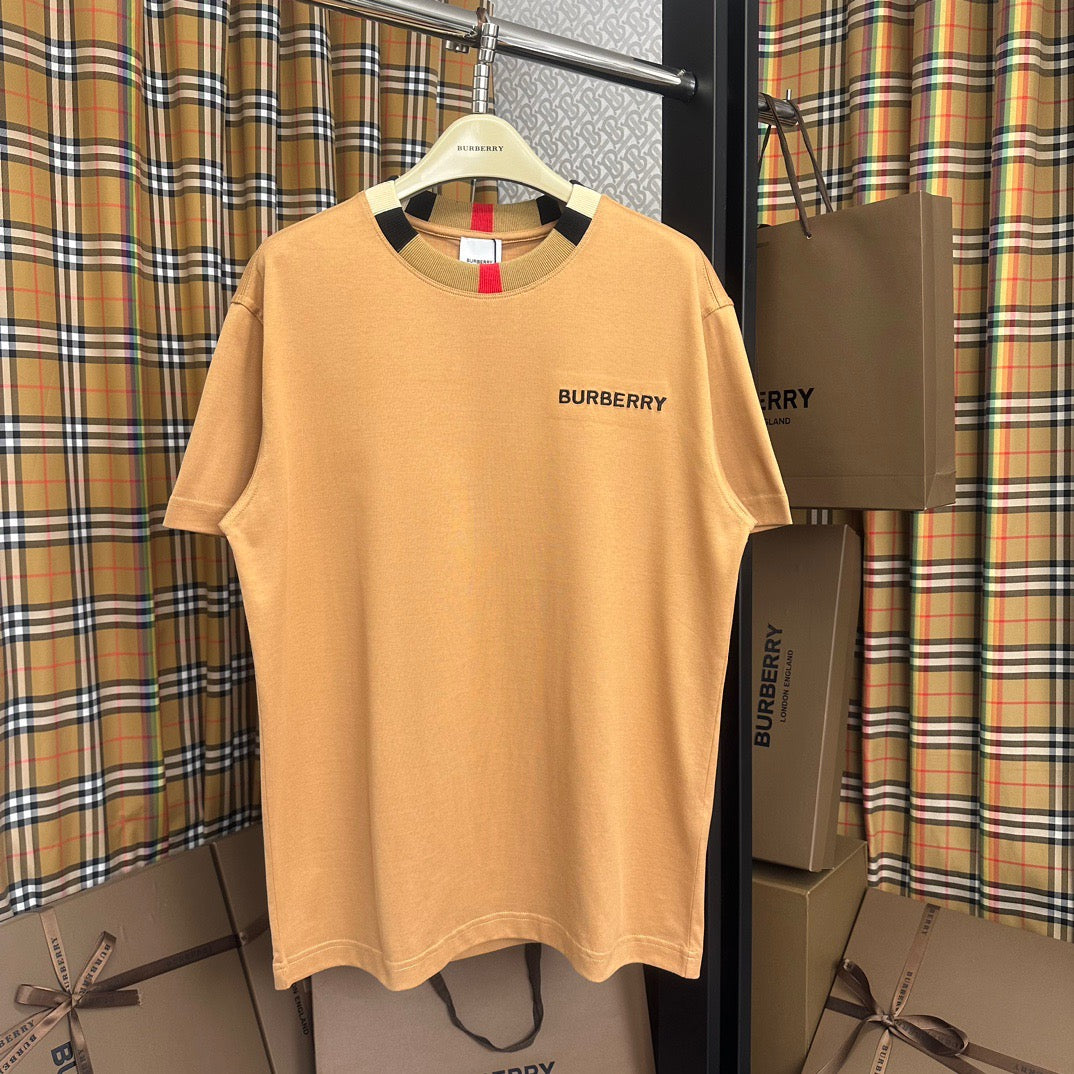 Schwarzes, khakifarbenes und weißes T-Shirt