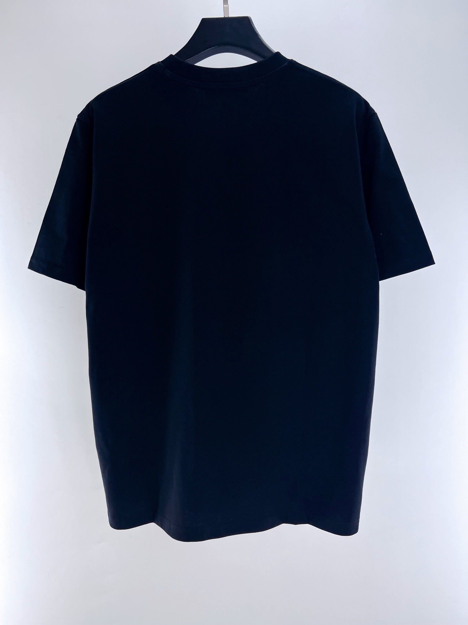 Schwarz-weißes T-Shirt