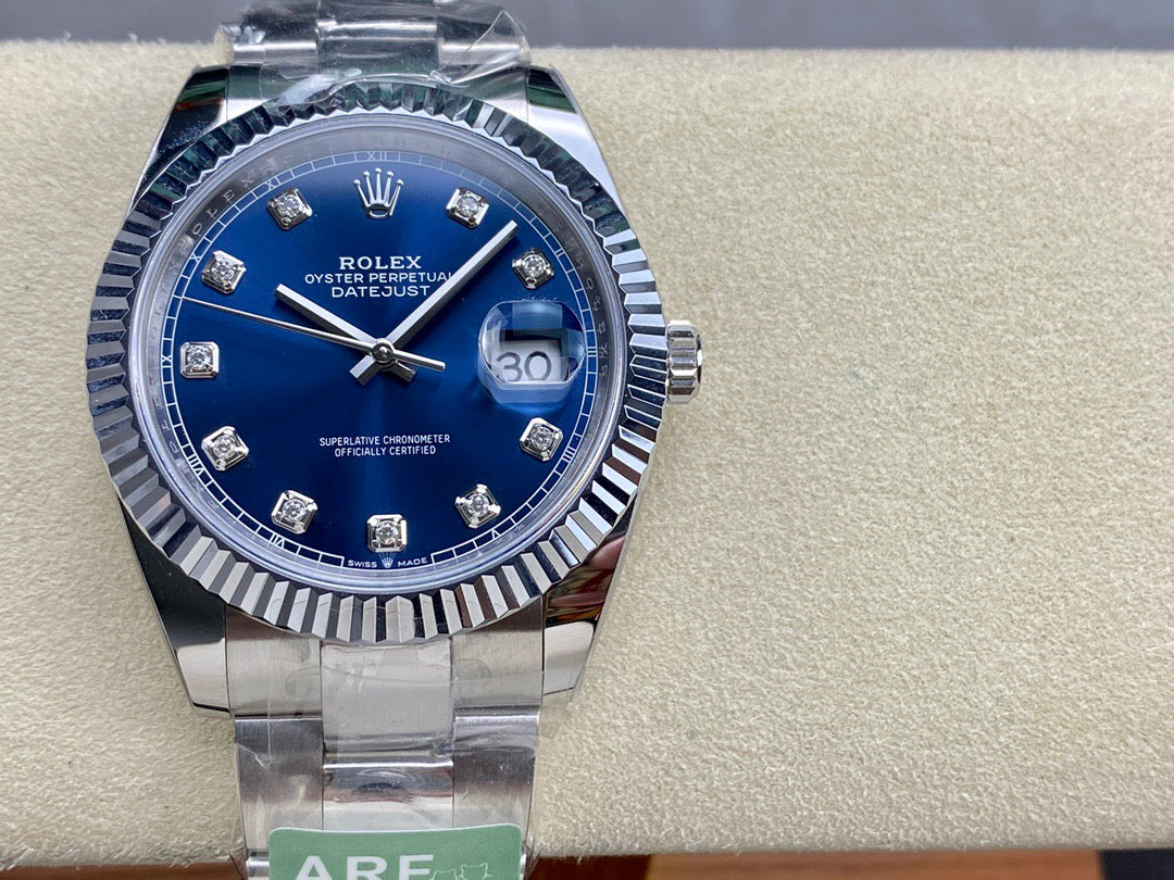 Weiß-blaue Uhr