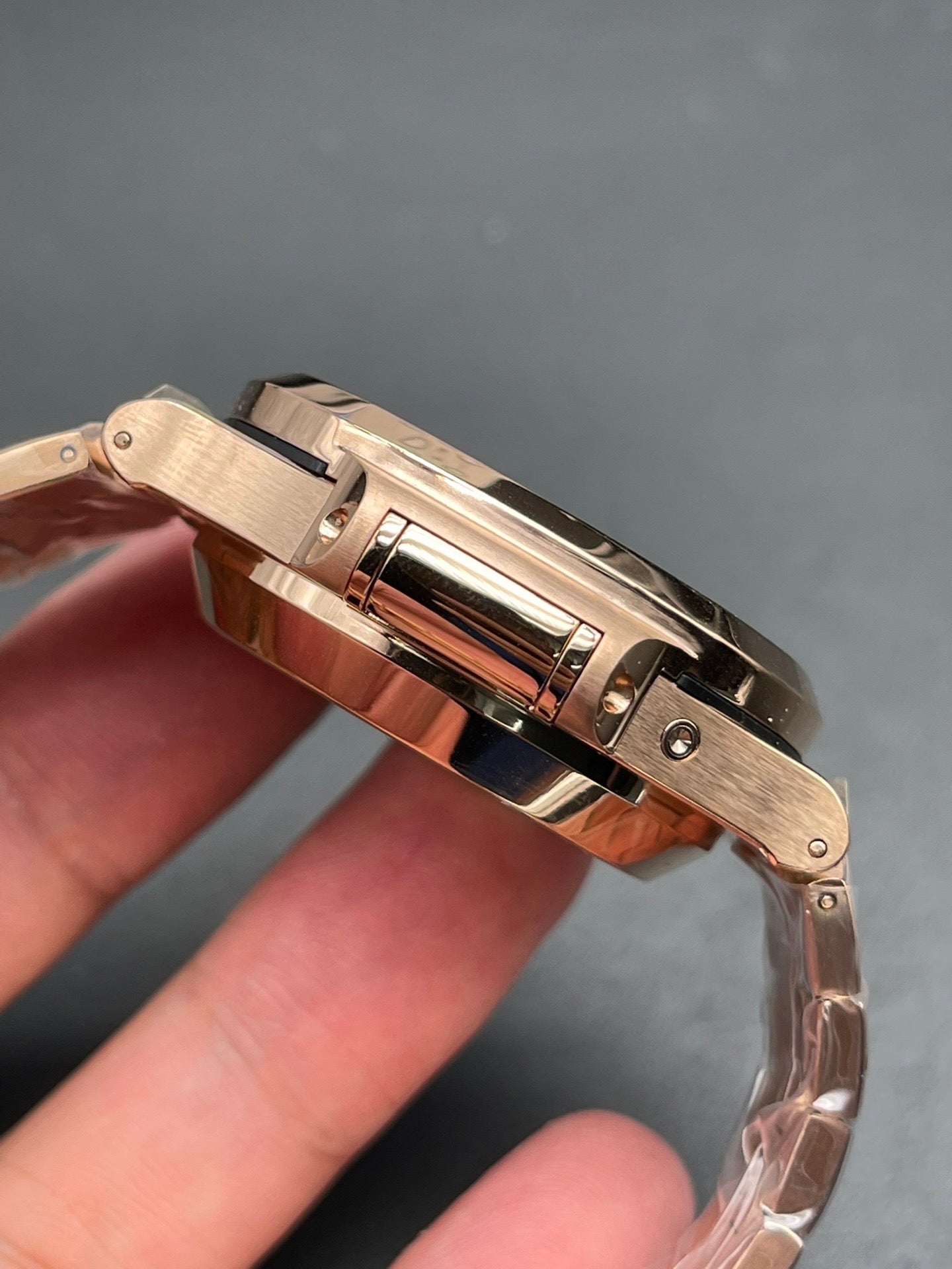 ساعة باللون الذهبي