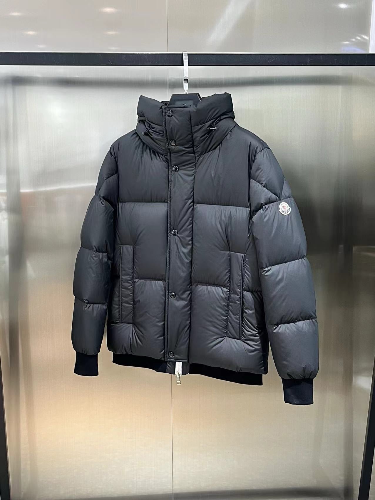 Schwarze, blaue und weiße Jacke