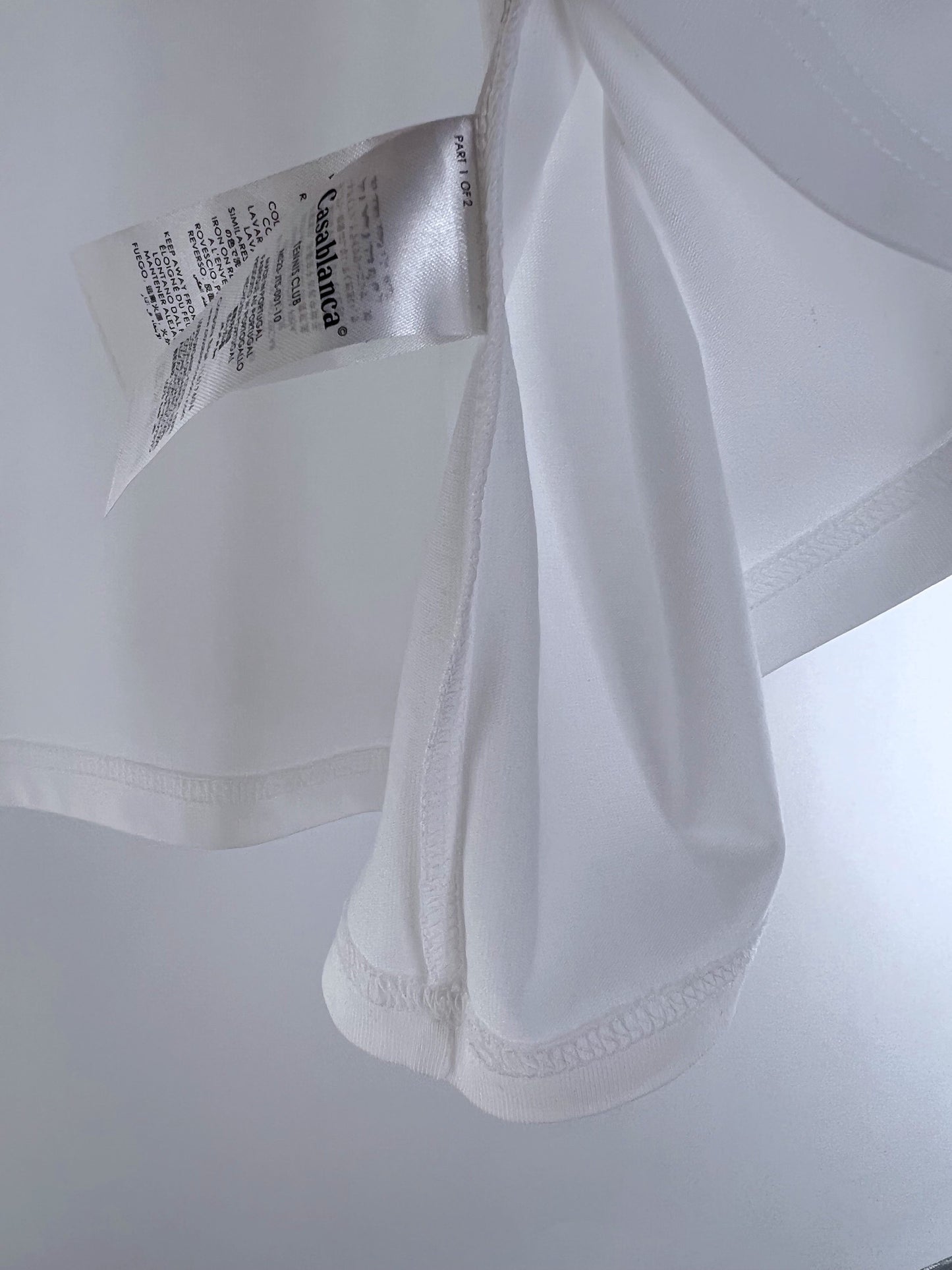 Dunkelblaues und weißes T-Shirt