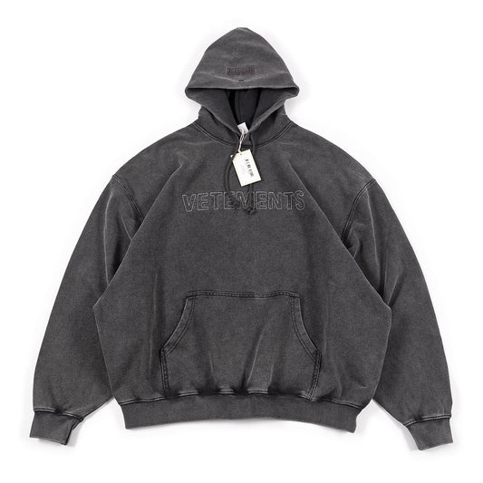 جارزة سوداء بقبعة شتوية