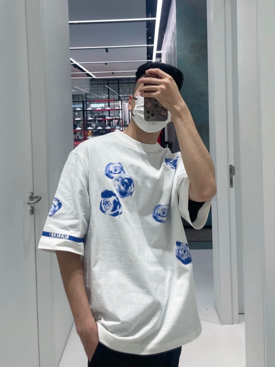 Weißes und himmelblaues T-Shirt