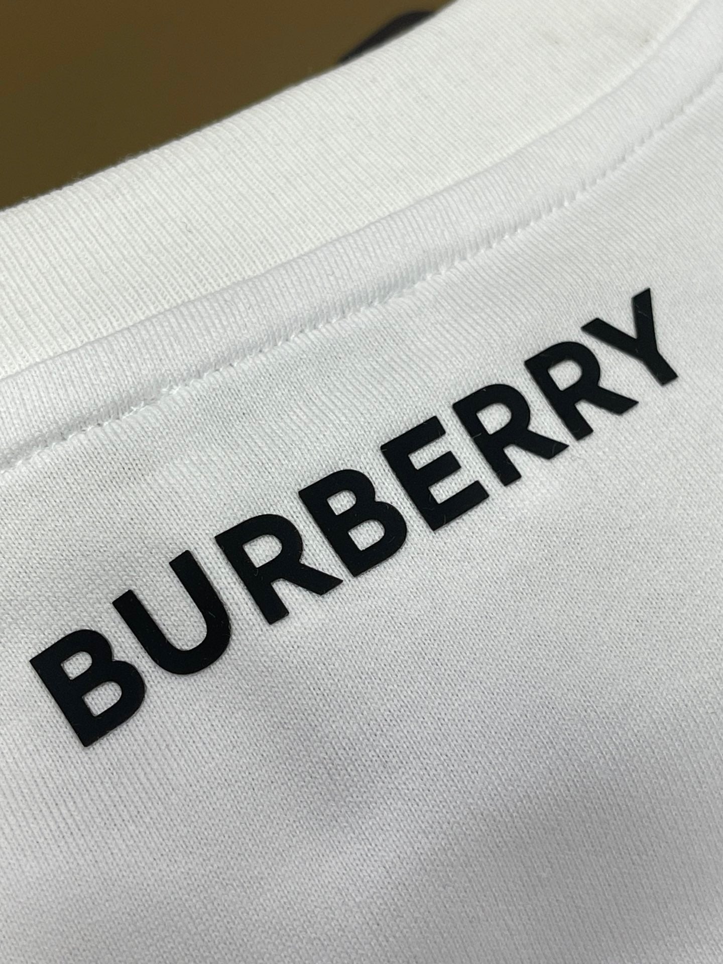 Schwarzes, weißes und khakifarbenes T-Shirt