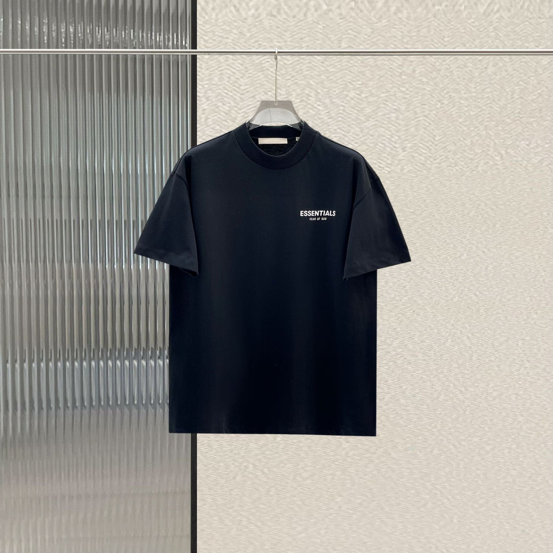 Schwarzes und graues T-Shirt