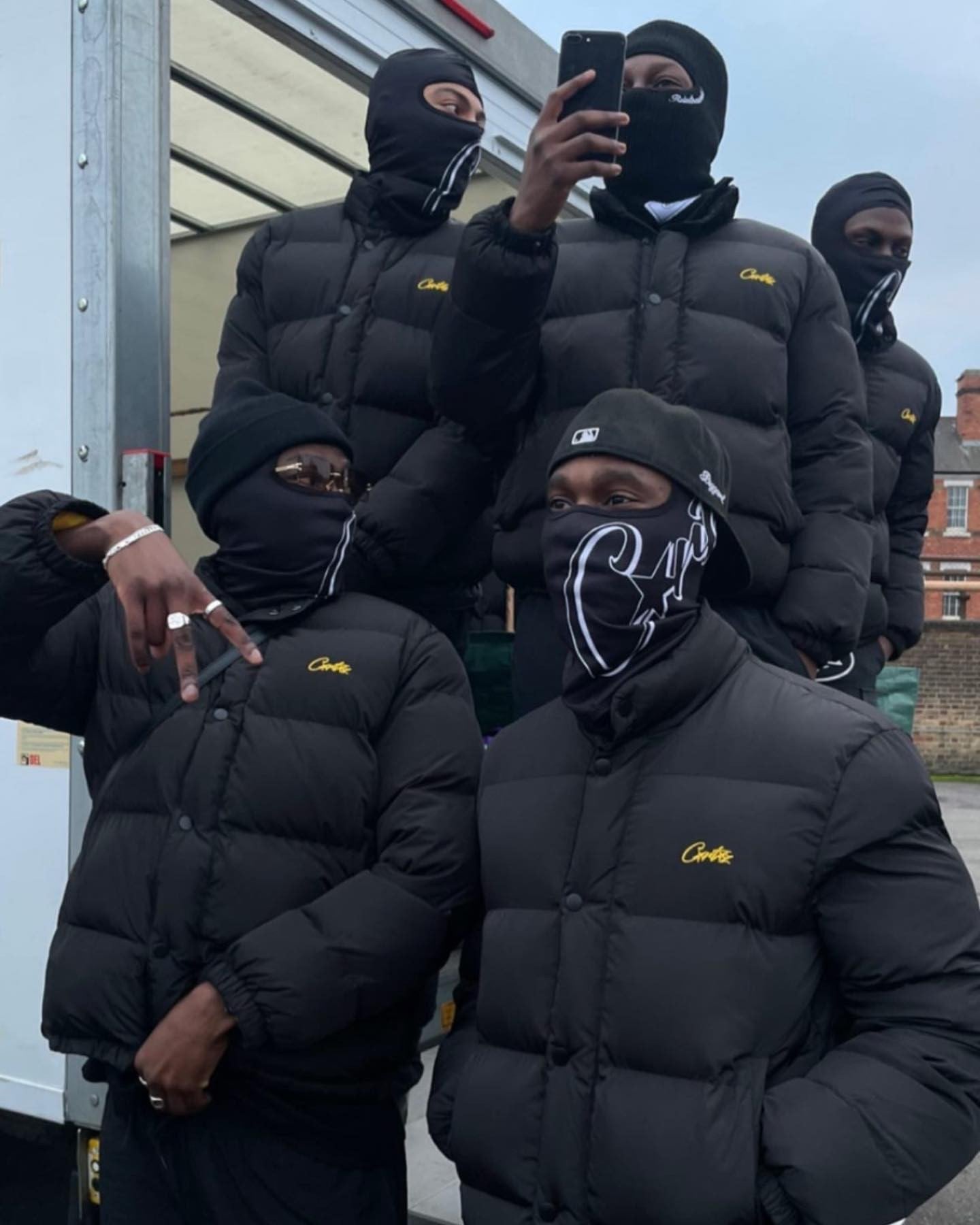 Schwarze und graue Jacke