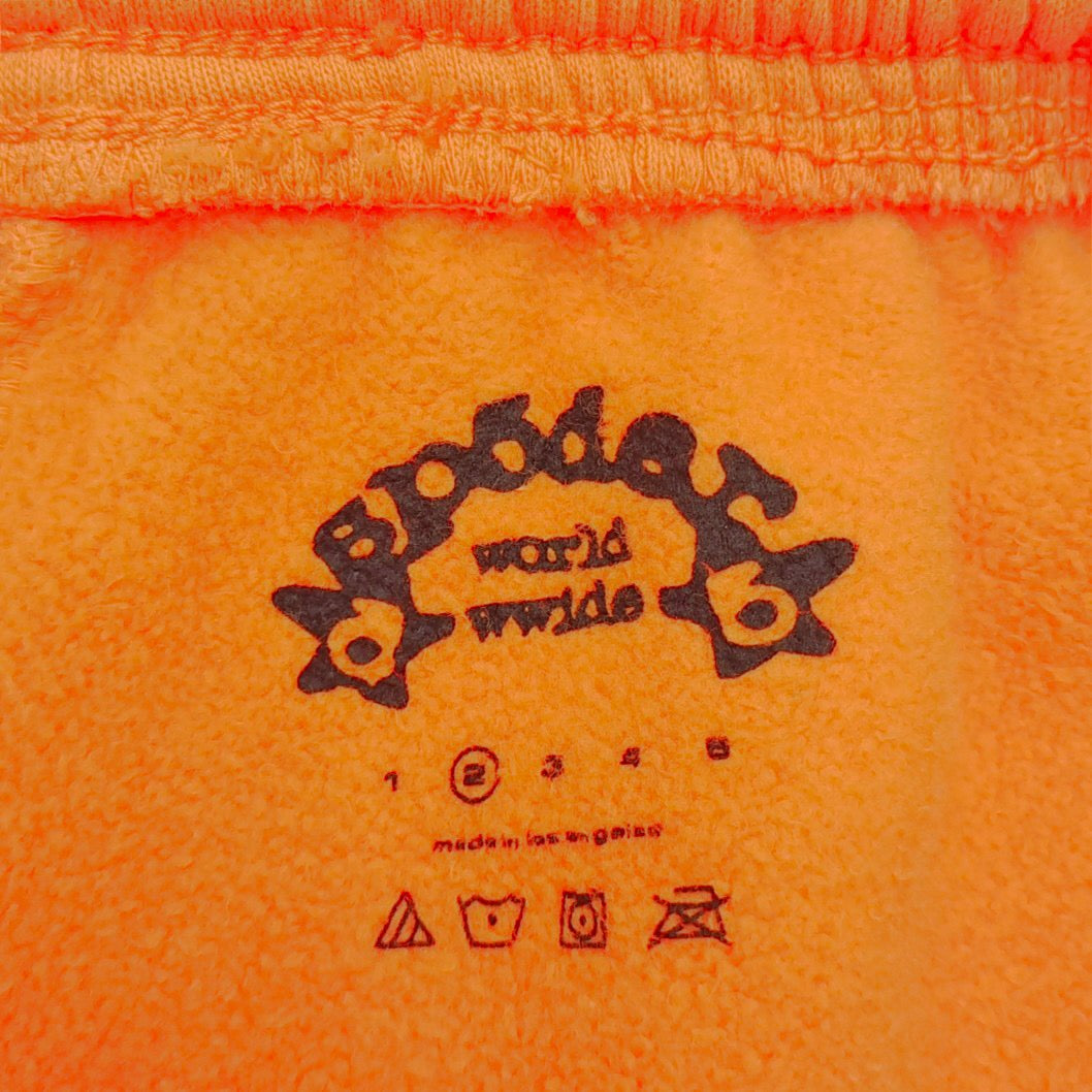 Orangefarbene Hose