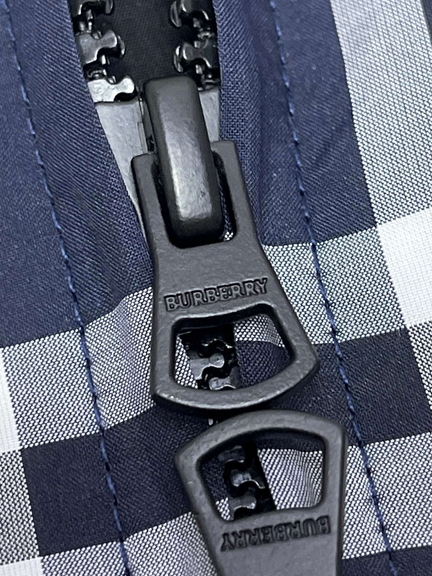Blau-weiße Jacke