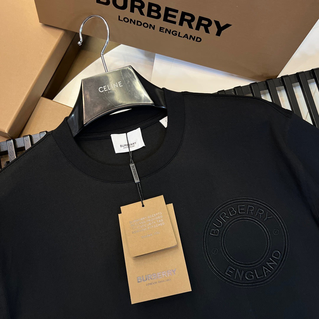 Schwarz-weißes T-Shirt