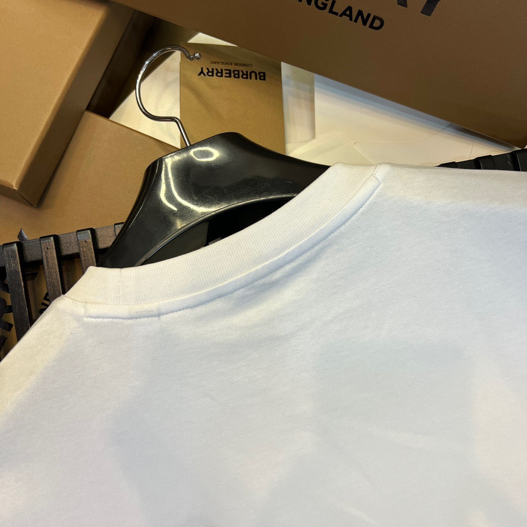 Schwarz-weißes T-Shirt