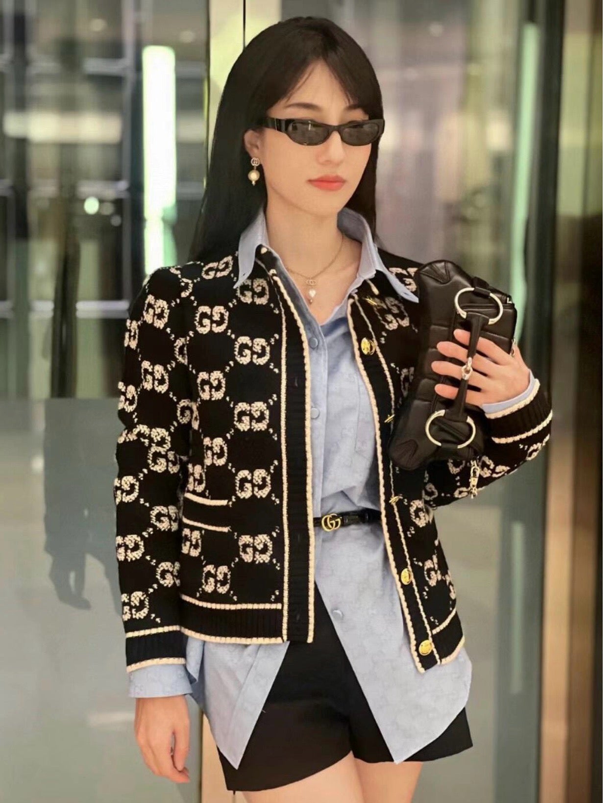 Schwarze und graue Jacke
