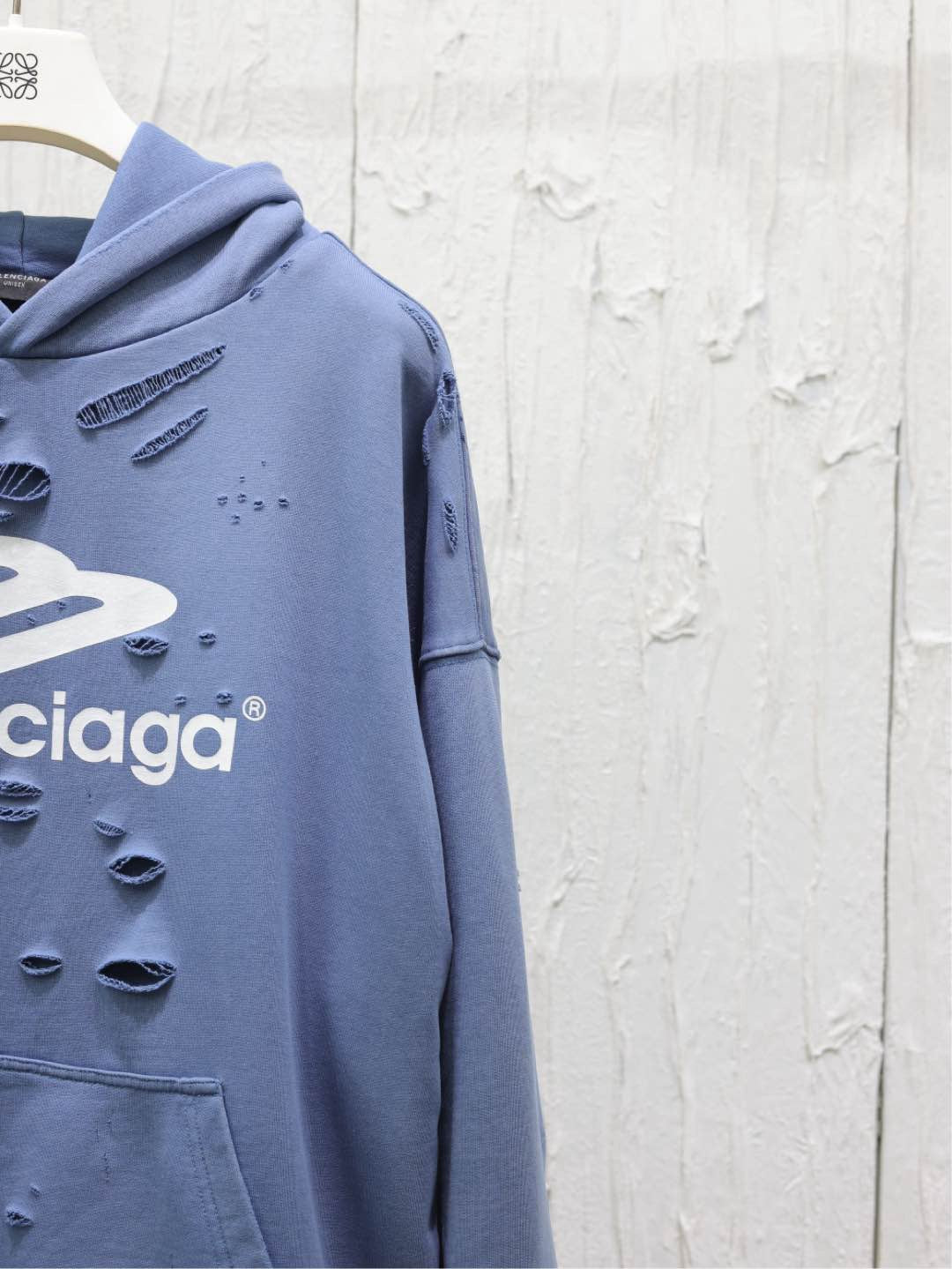 Blauer und schwarzer Kapuzenpullover