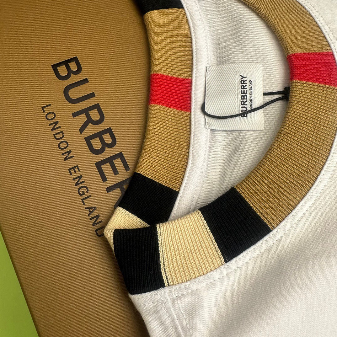 Schwarzes, khakifarbenes und weißes T-Shirt
