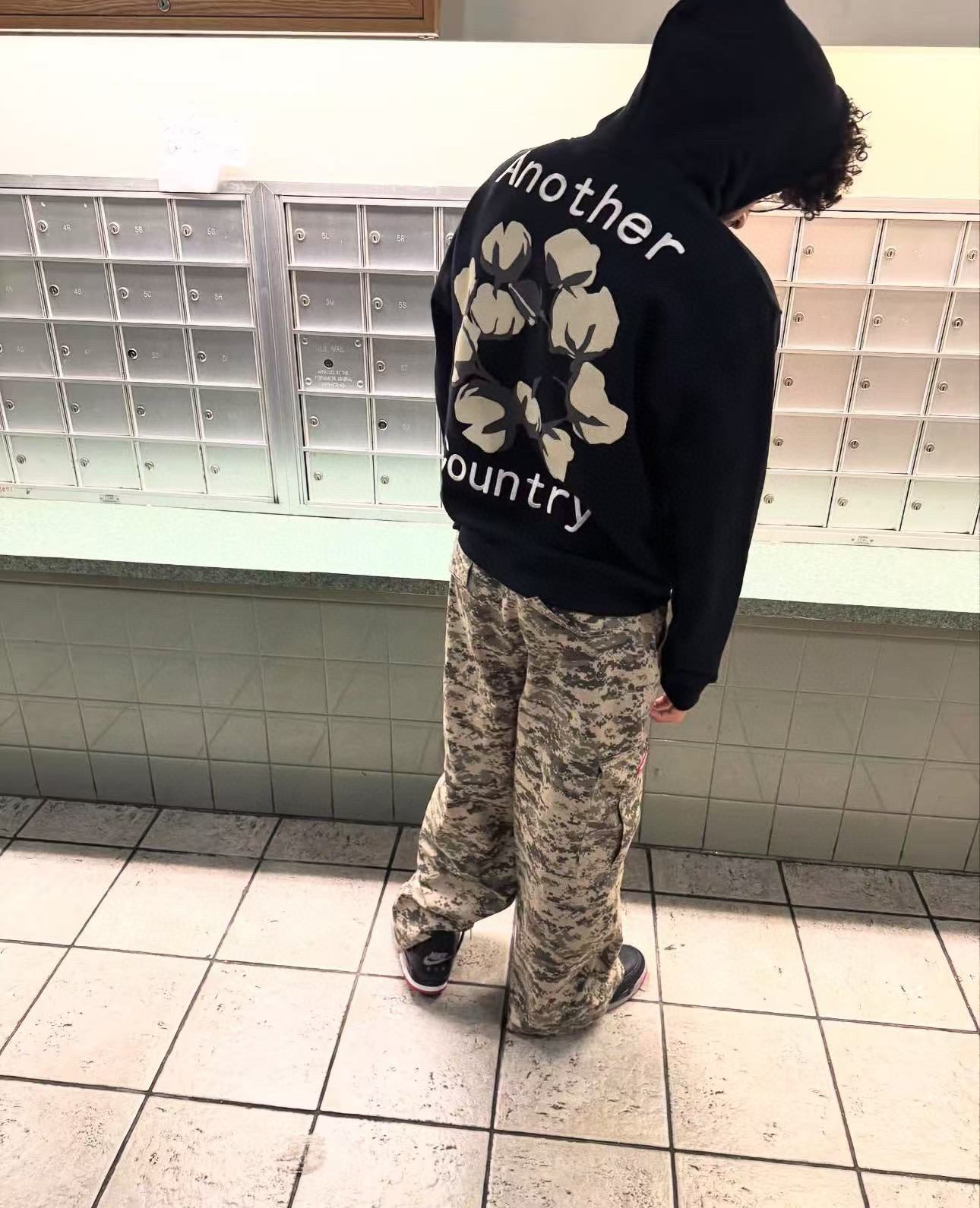 جارزة سوداء بقبعة شتوية