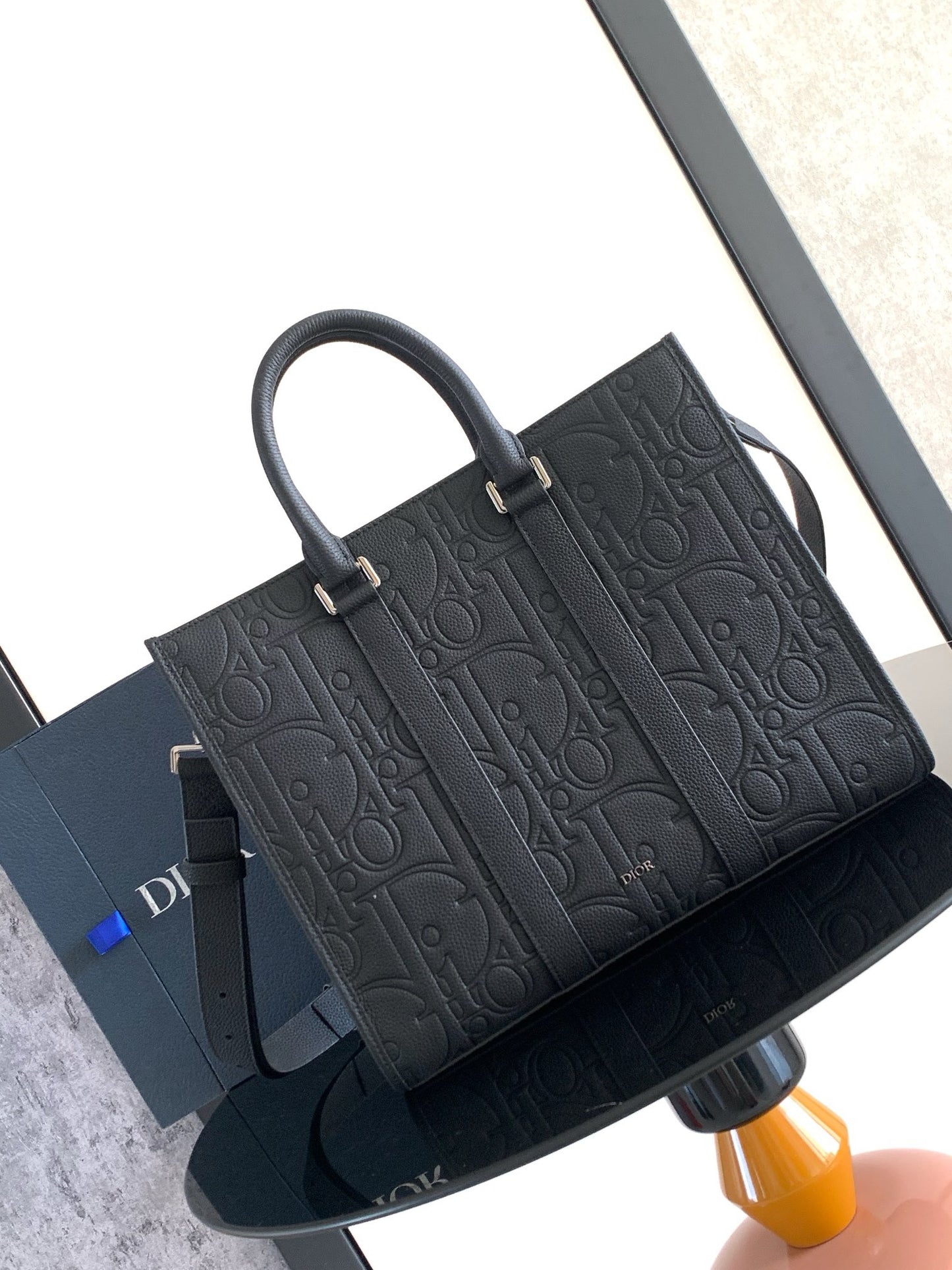Graublaue und schwarze Tasche