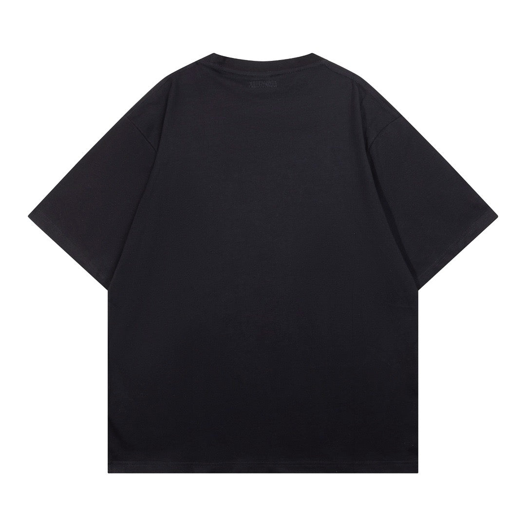 Schwarz-weißes T-Shirt
