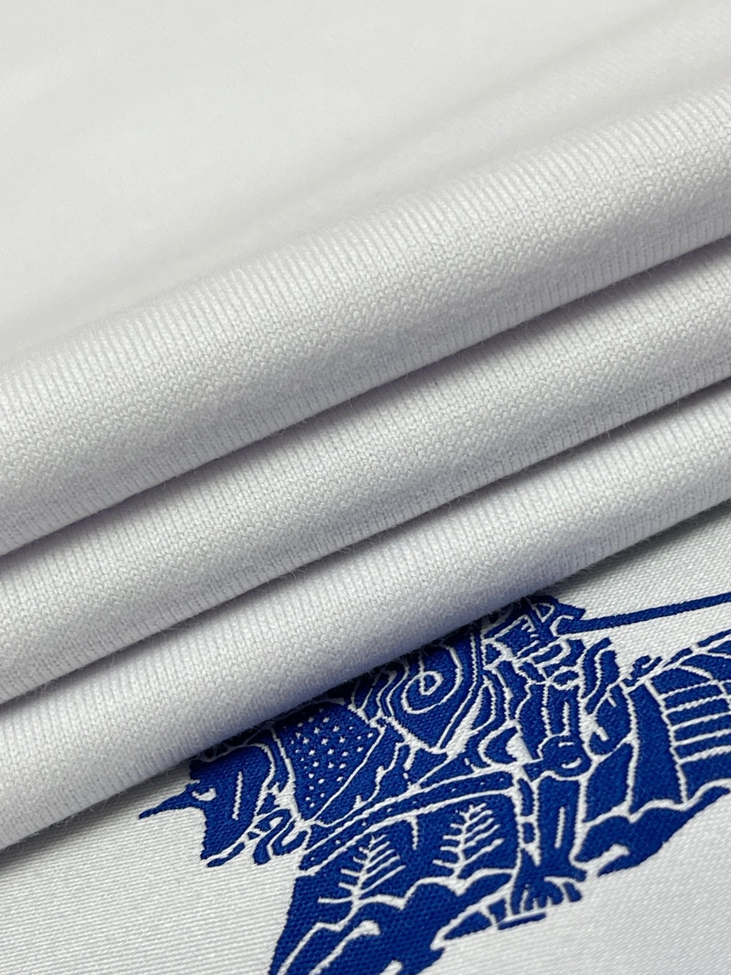 Camiseta negra, blanca y azul