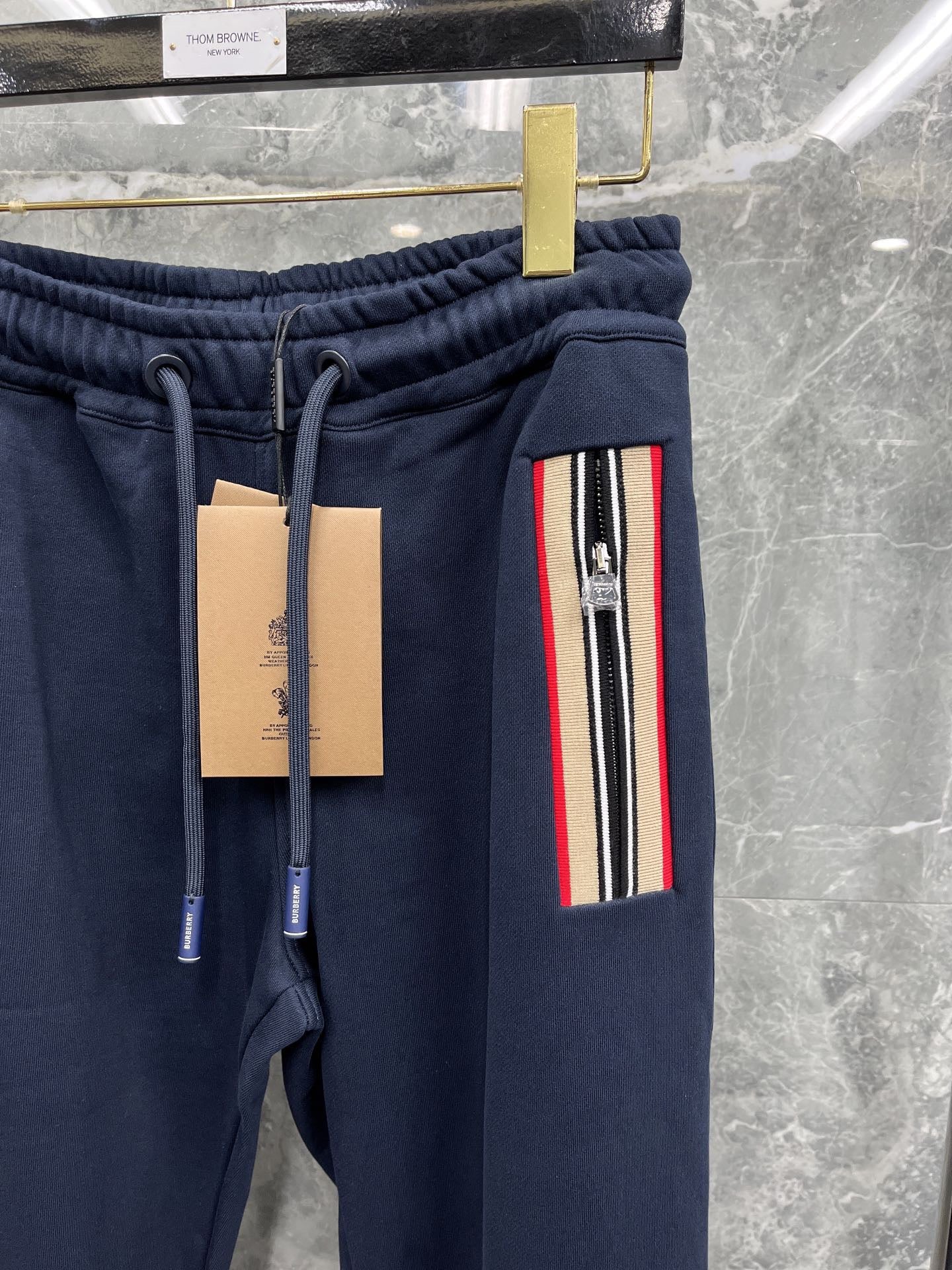 Schwarze, blaue und graue Hose