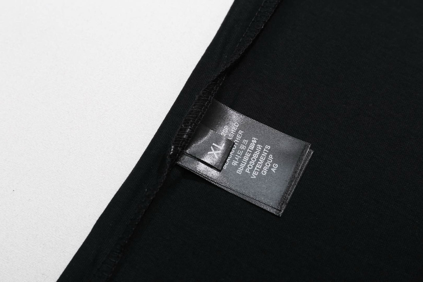 تي شيرت أبيض وأسود