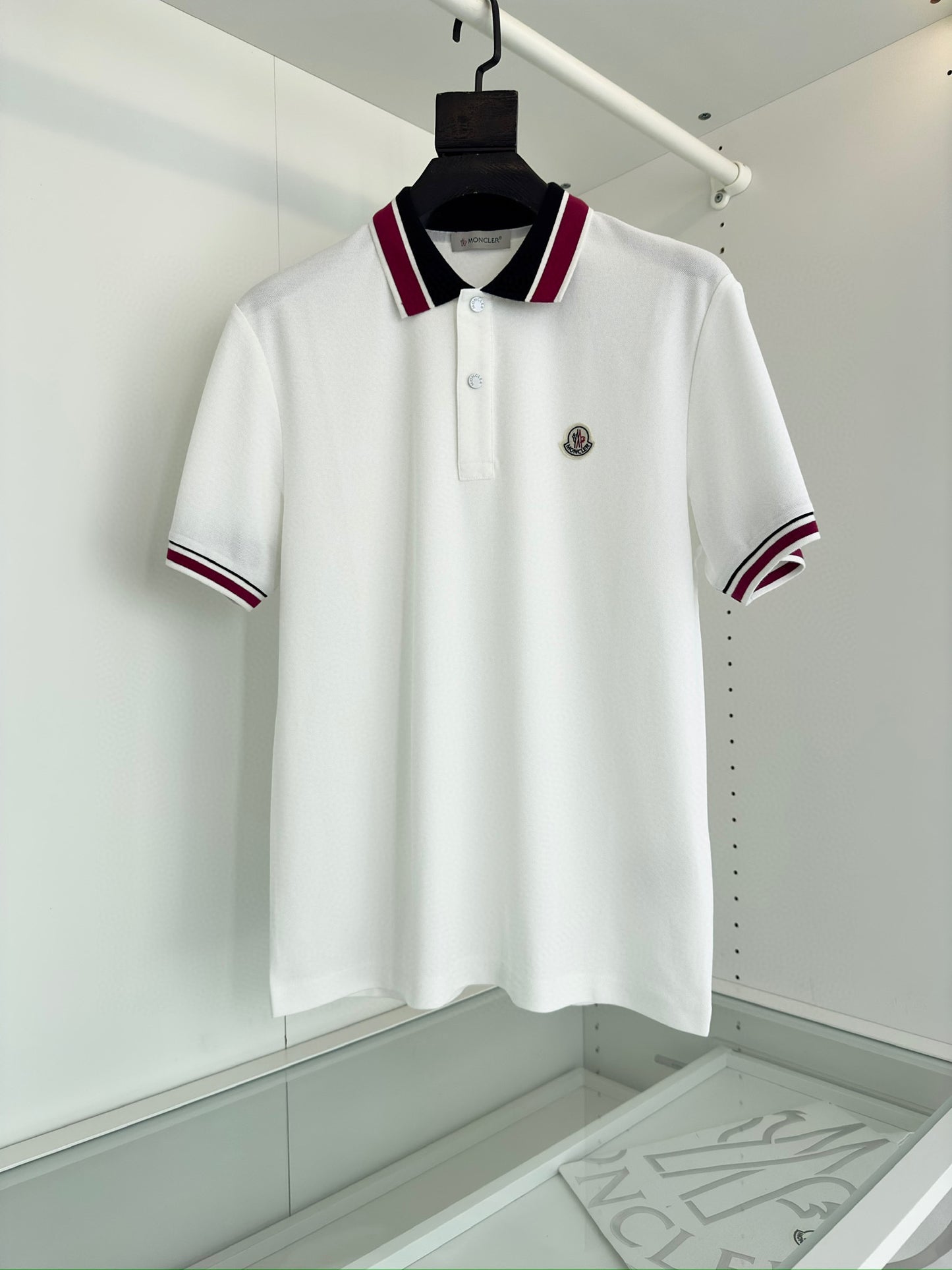 Schwarz-weißes T-Shirt