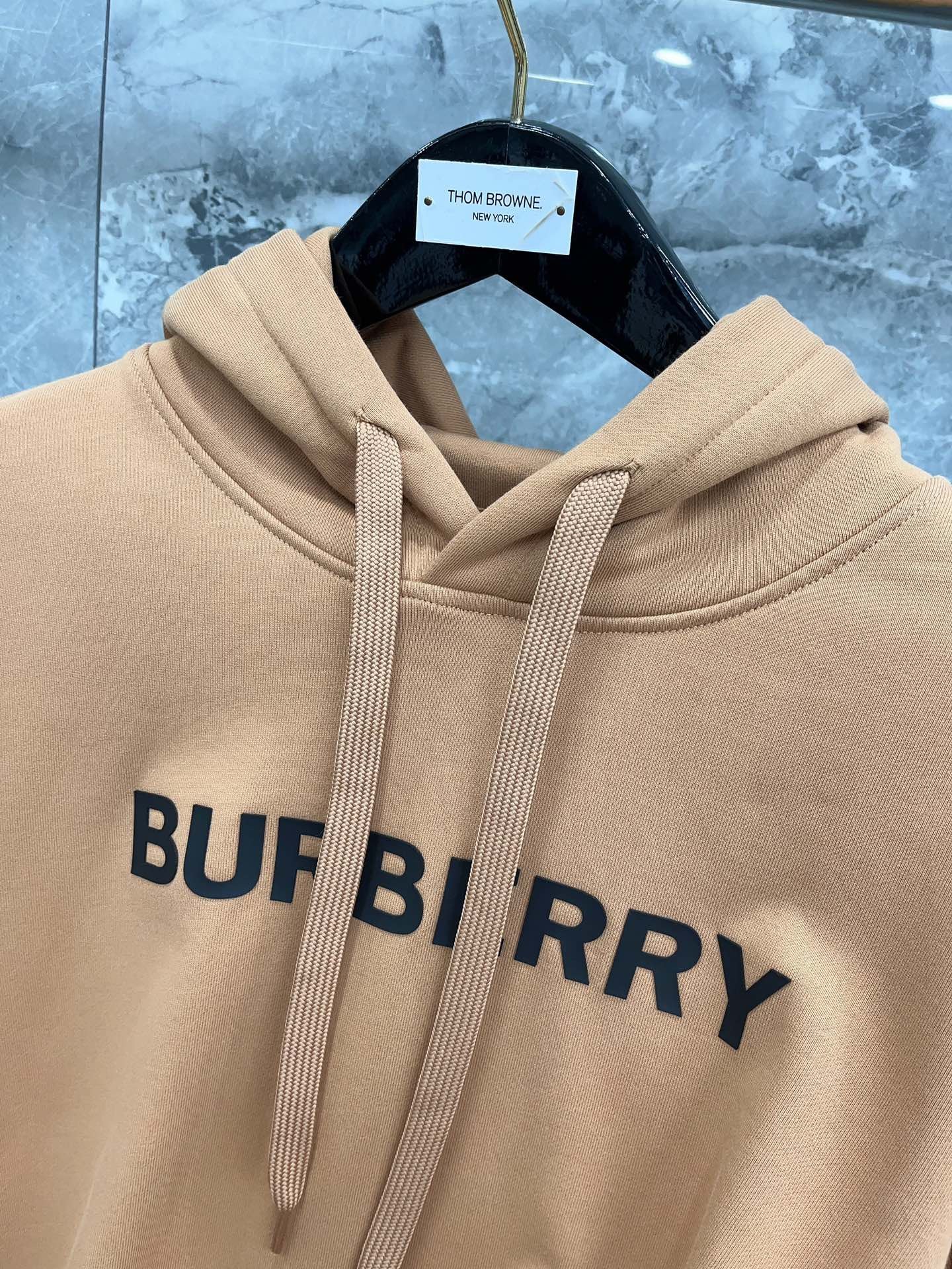 هودي أسود، كاكي، أزرق وأحمر