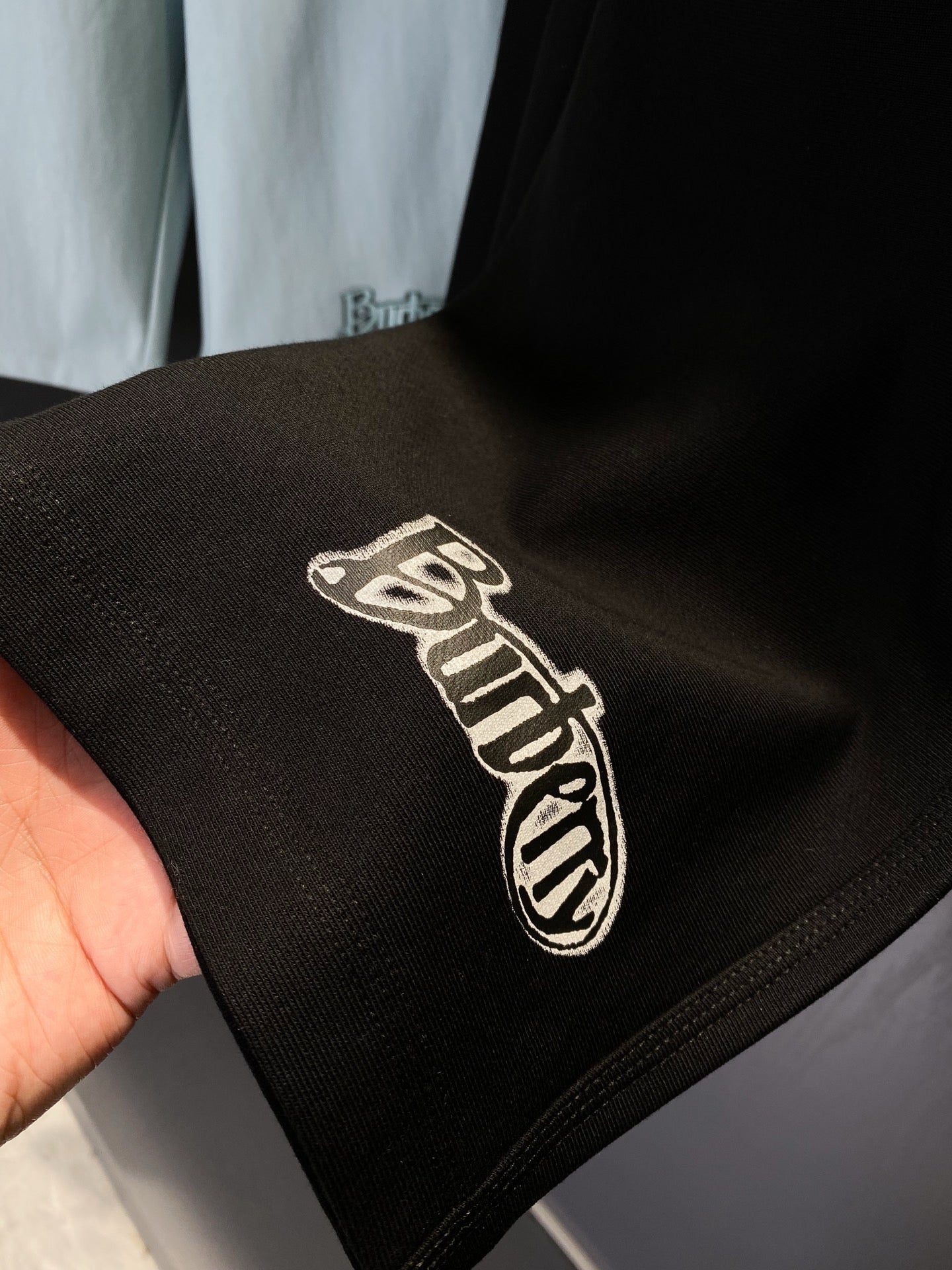 Schwarze und hellblaue Shorts