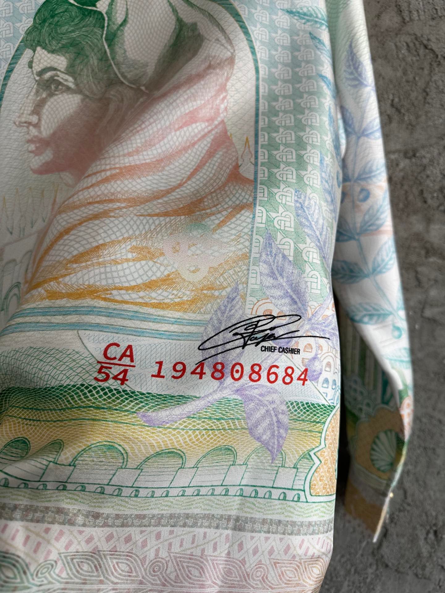 سترة متعددة الألوان