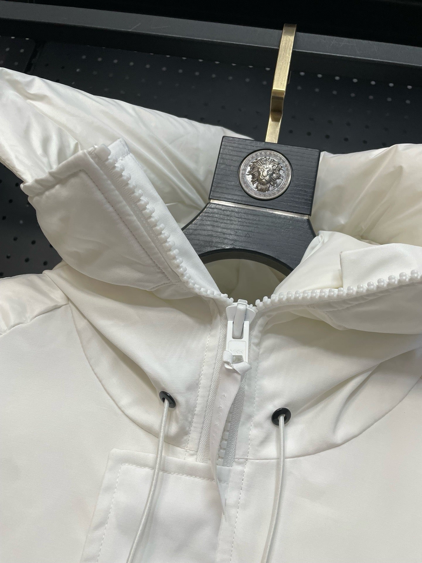 weiße und schwarze Jacke