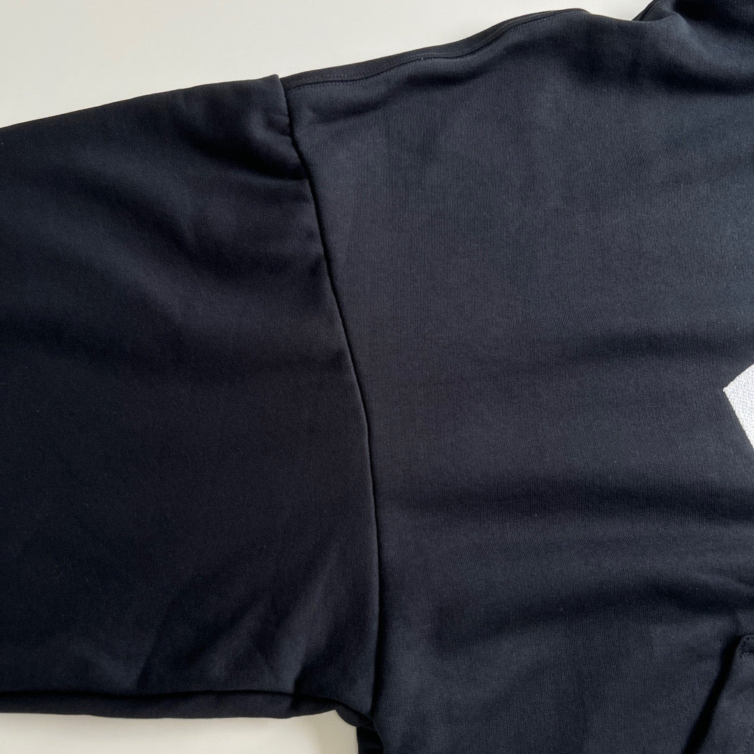 Schwarz-weißer Kapuzenpullover