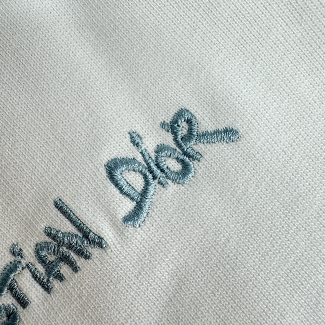 Graues und weißes T-Shirt