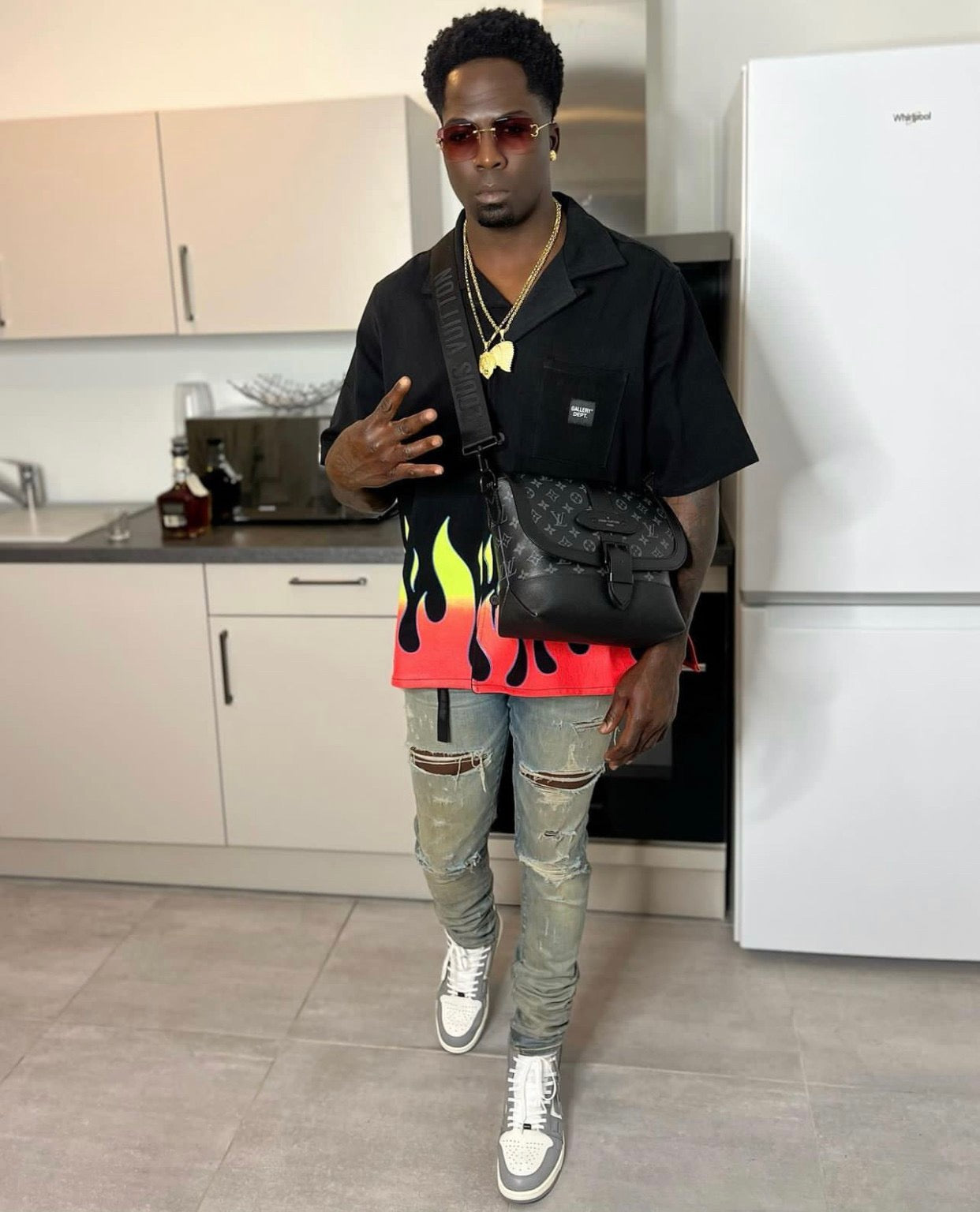 قميص متعدد الألوان