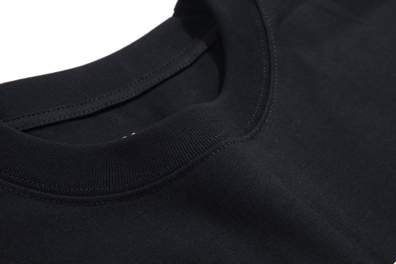 Schwarzes, gelbes und braunes T-Shirt