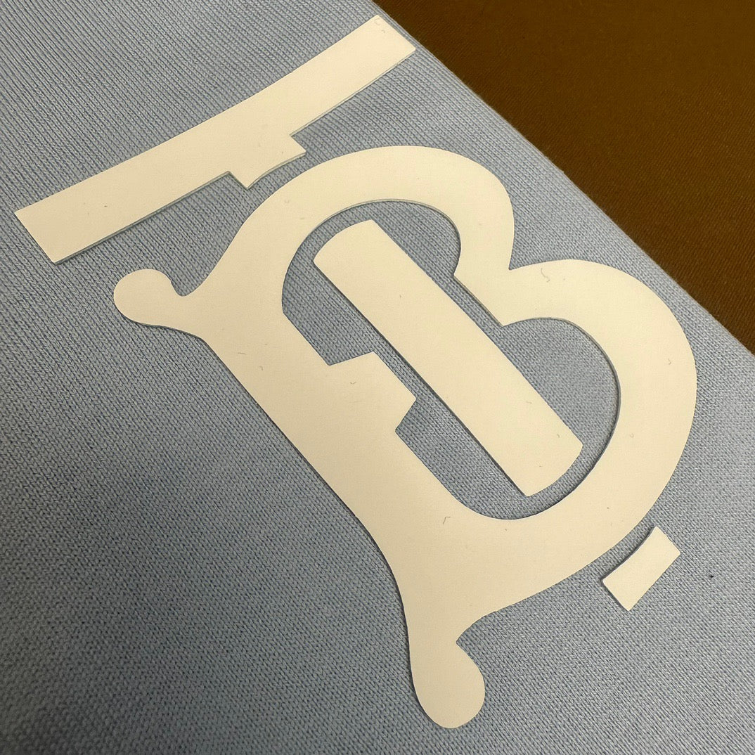 Schwarzes, khakifarbenes und weißes T-Shirt