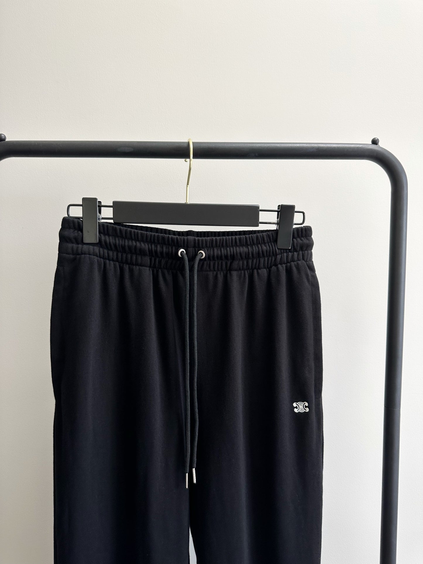 بنطال أسود ورمادي