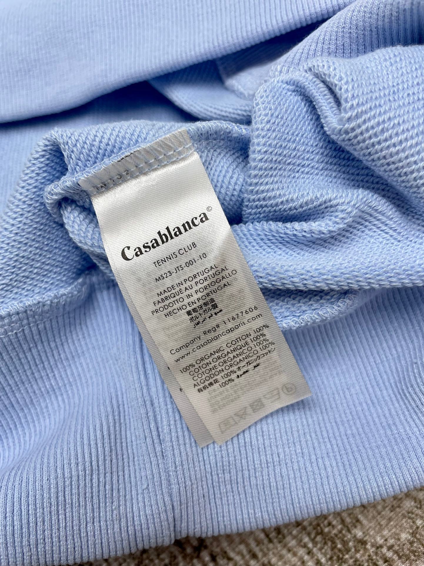 Schwarzes und himmelblaues Sweatshirt