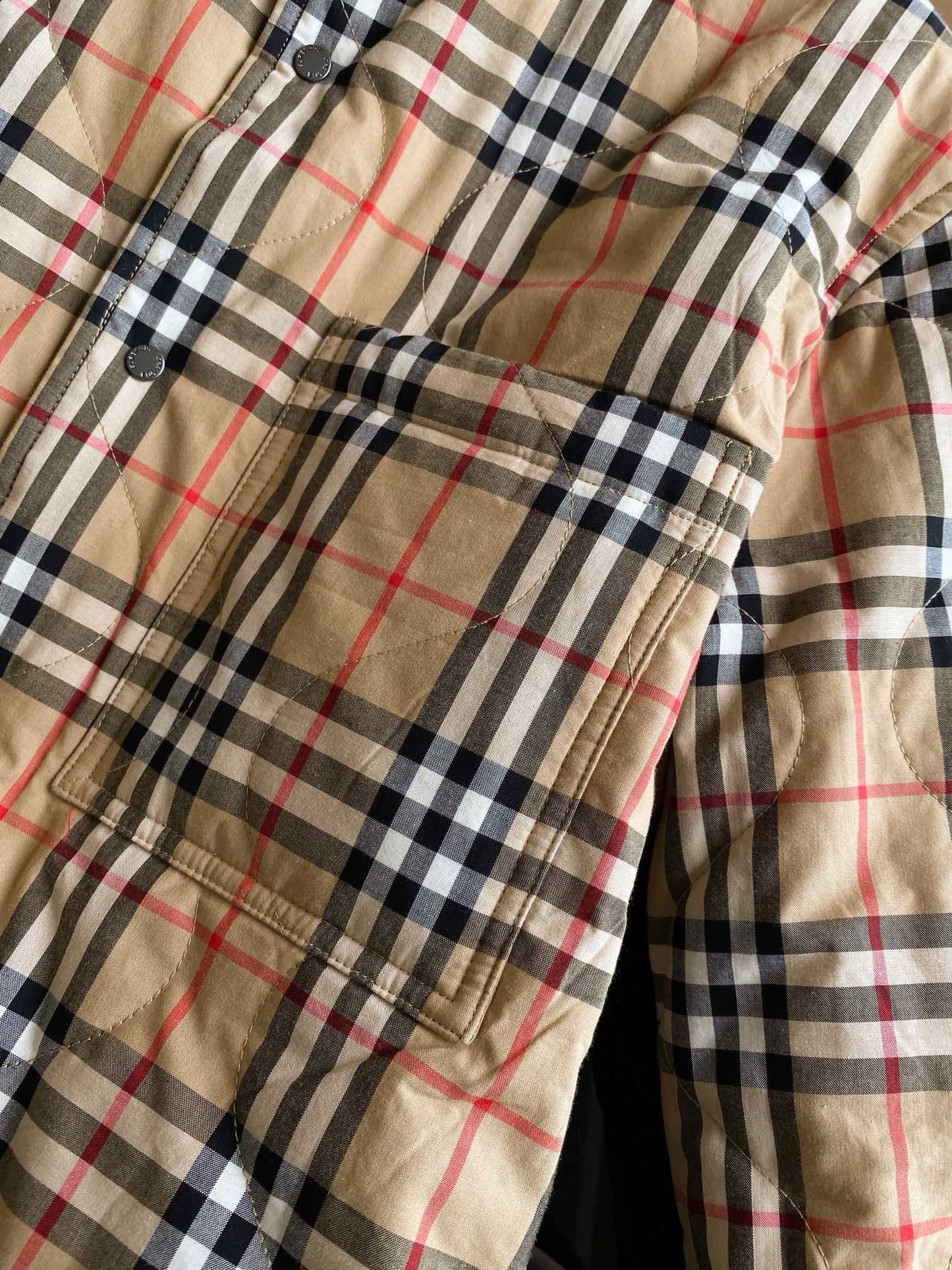 سترة متعددة الألوان