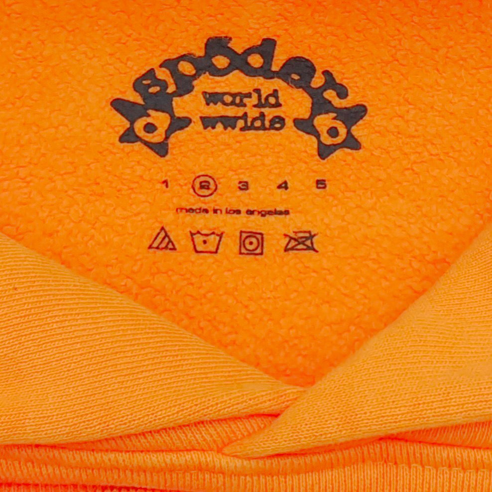 Orangefarbener Kapuzenpullover