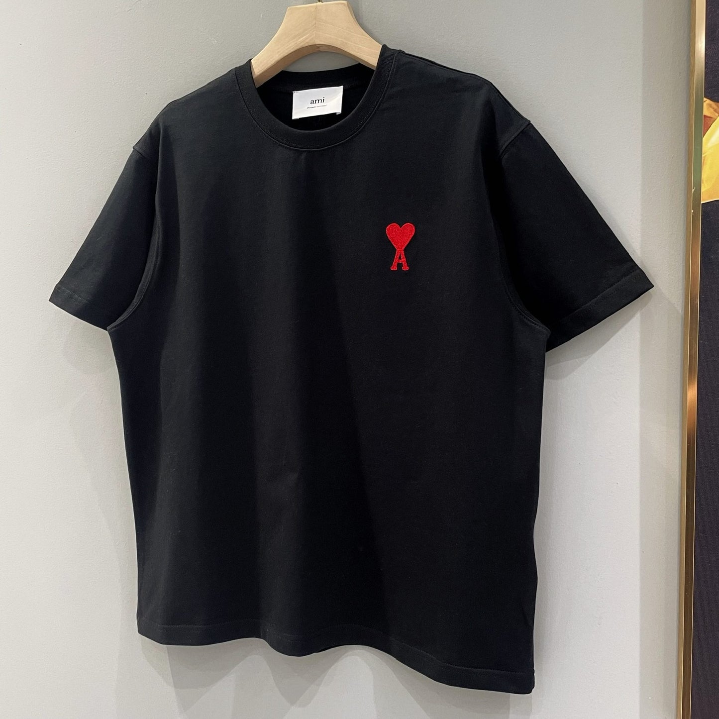 Weißes, schwarzes und graues T-Shirt