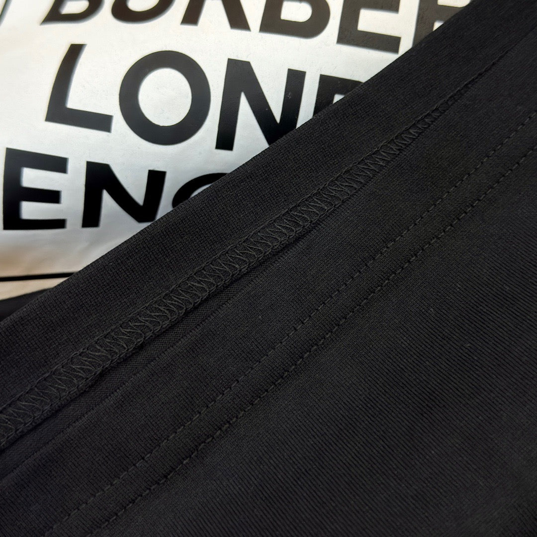 Schwarzes, weißes, khakifarbenes und graues T-Shirt