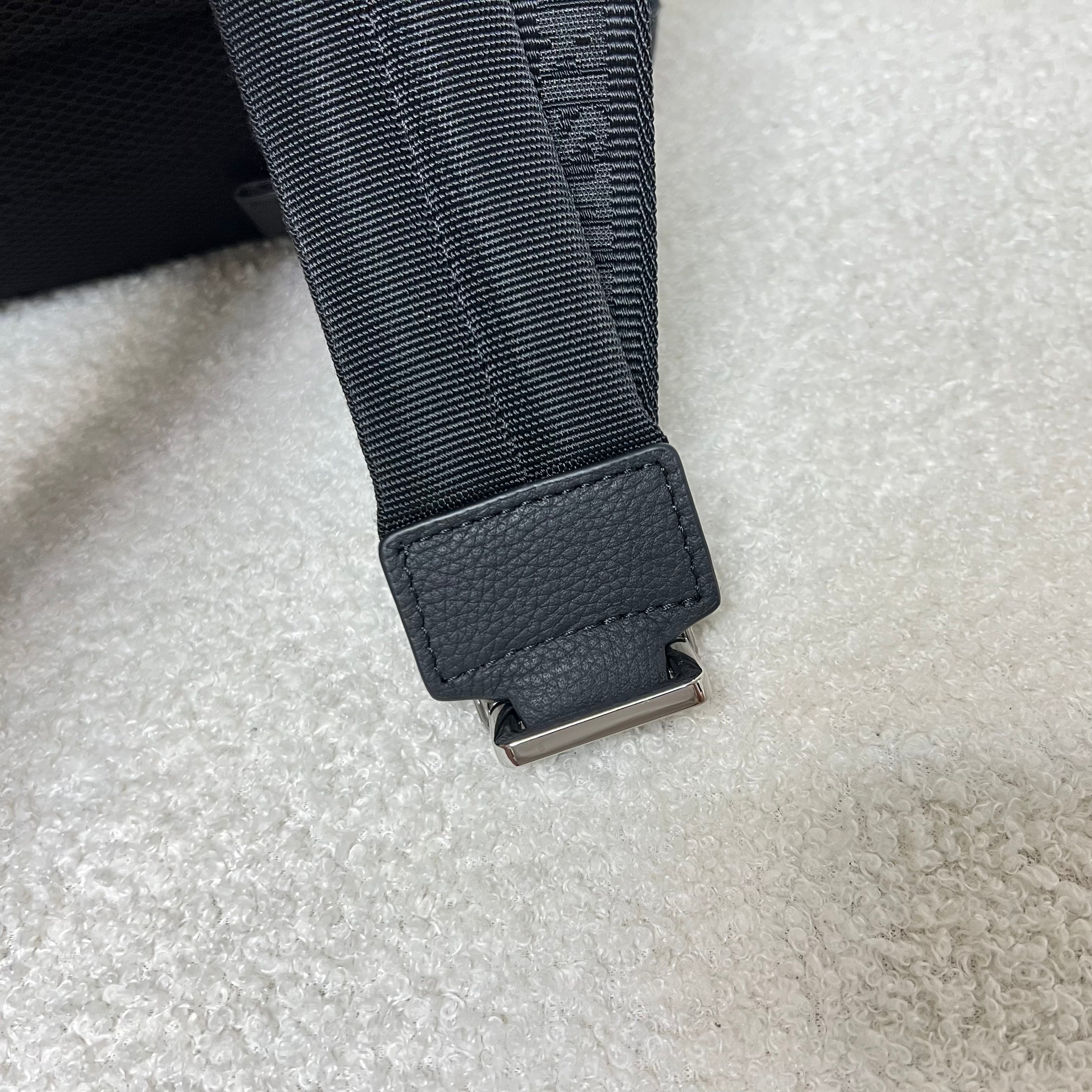 Blaue und schwarzgraue Tasche