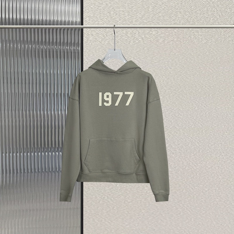 Schwarzer, grauer und weißer Kapuzenpullover